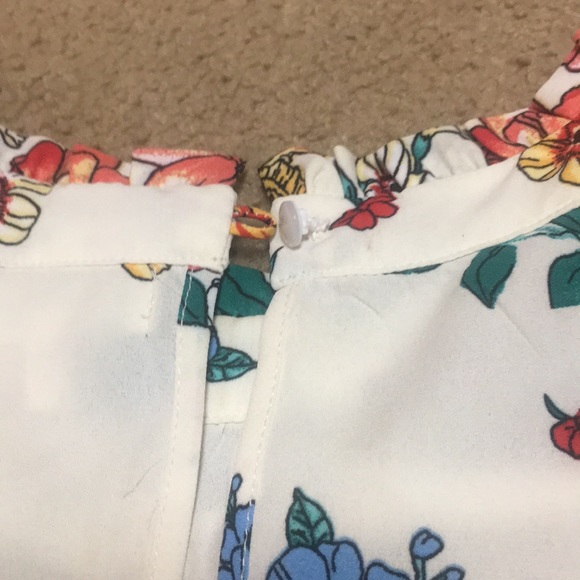 Sweet cold shoulder blouse with a floral print. - Picture 2 of 3
